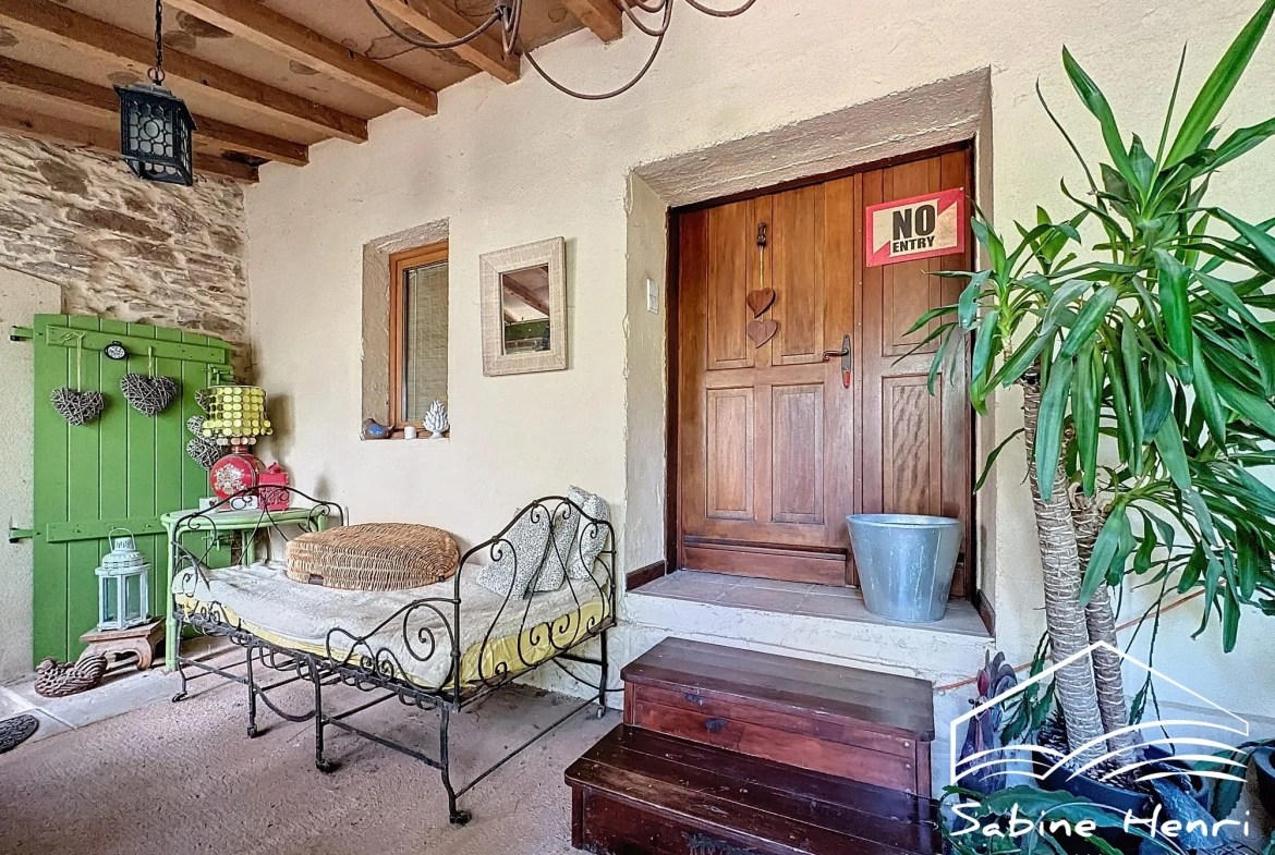 Belle maison de campagne à Séré­nac avec jardin, piscine et dépendance à rénover 