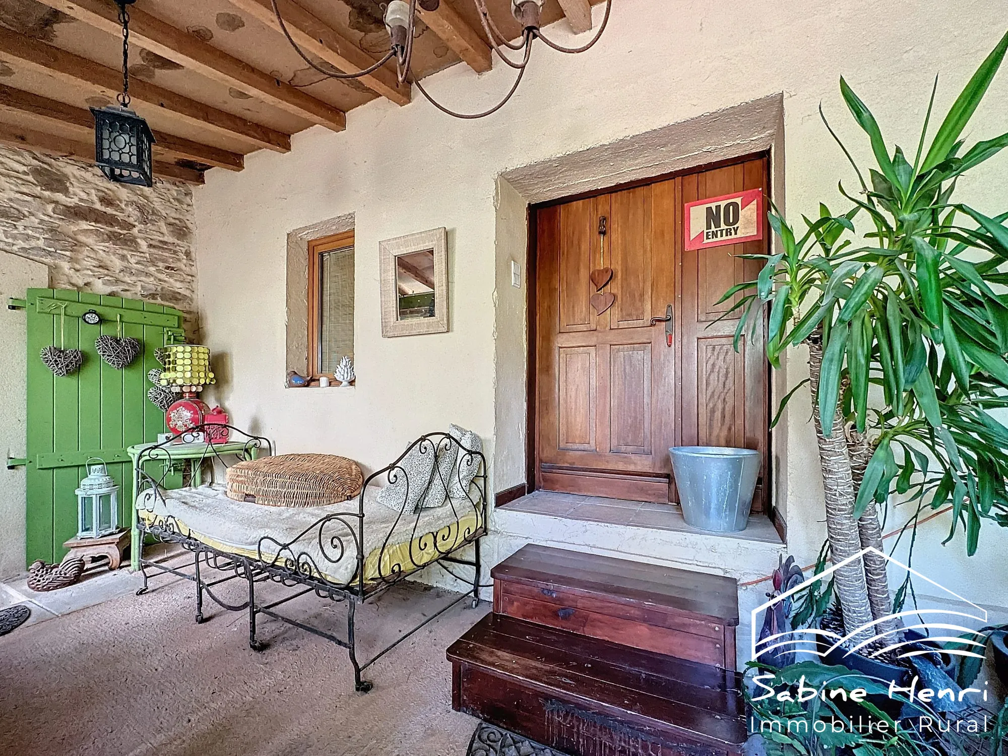 Belle maison de campagne à Séré­nac avec jardin, piscine et dépendance à rénover 