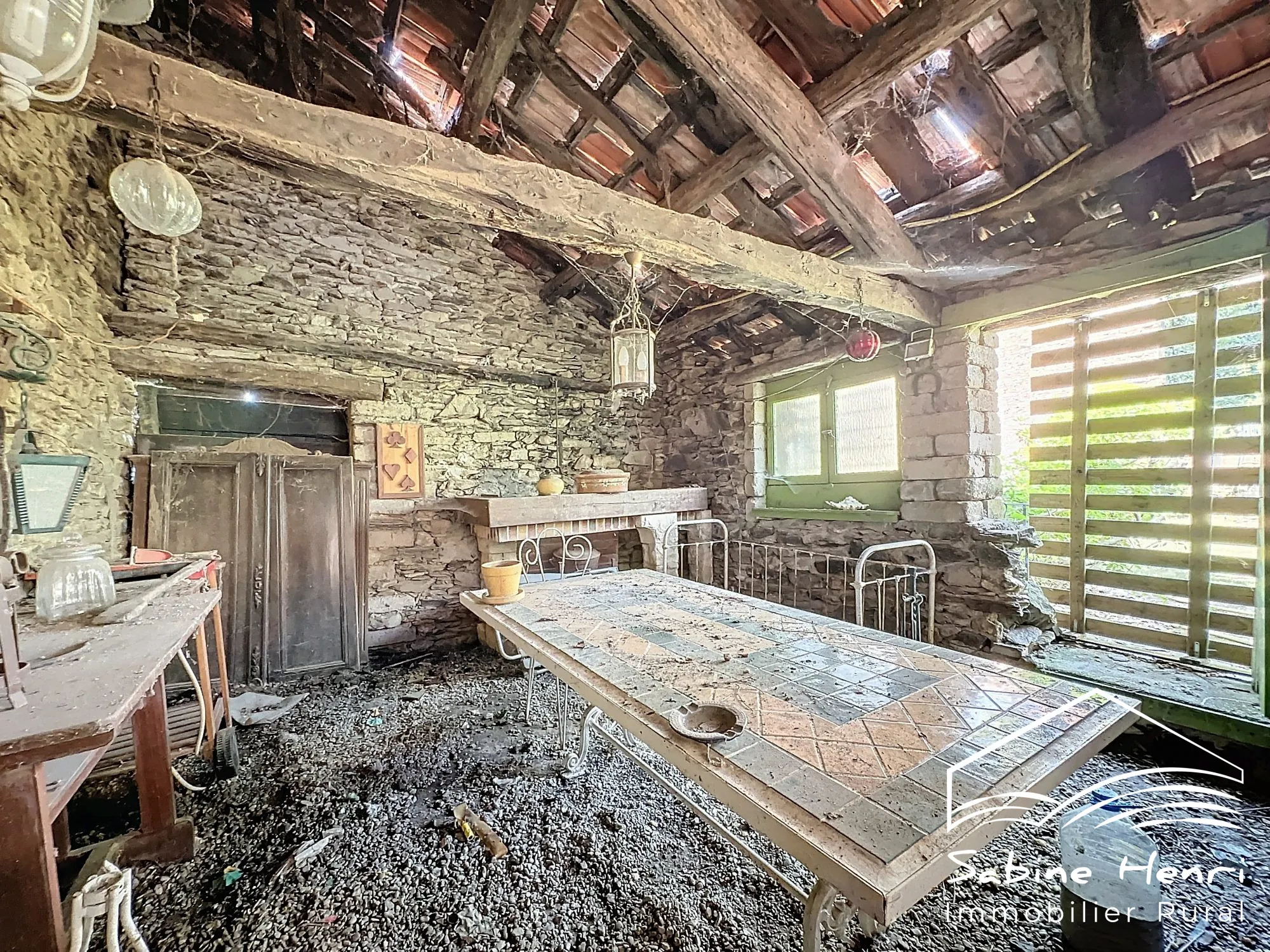 Belle maison de campagne à Séré­nac avec jardin, piscine et dépendance à rénover 