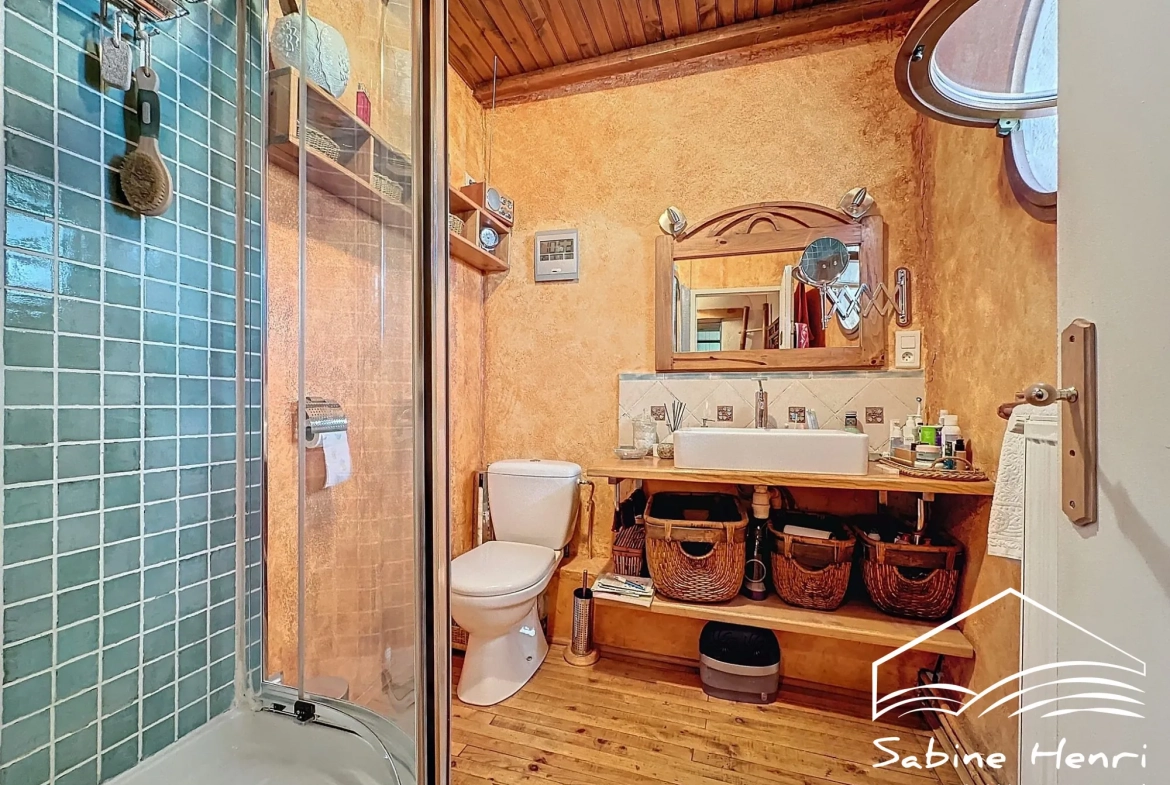 Belle maison de campagne à Séré­nac avec jardin, piscine et dépendance à rénover 