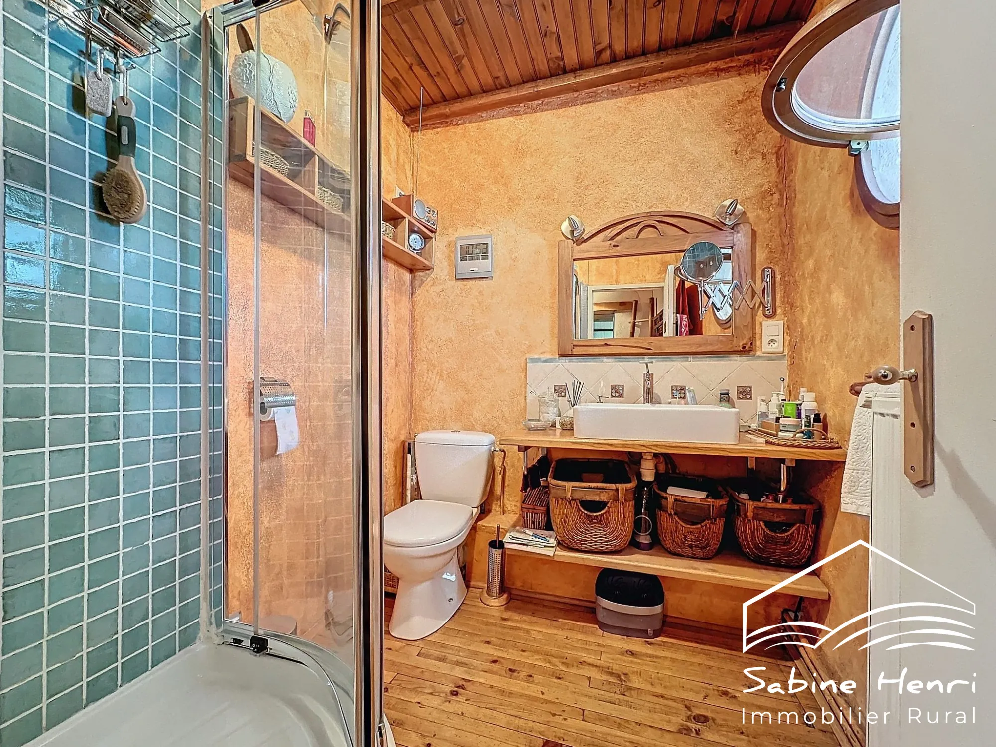 Belle maison de campagne à Séré­nac avec jardin, piscine et dépendance à rénover 