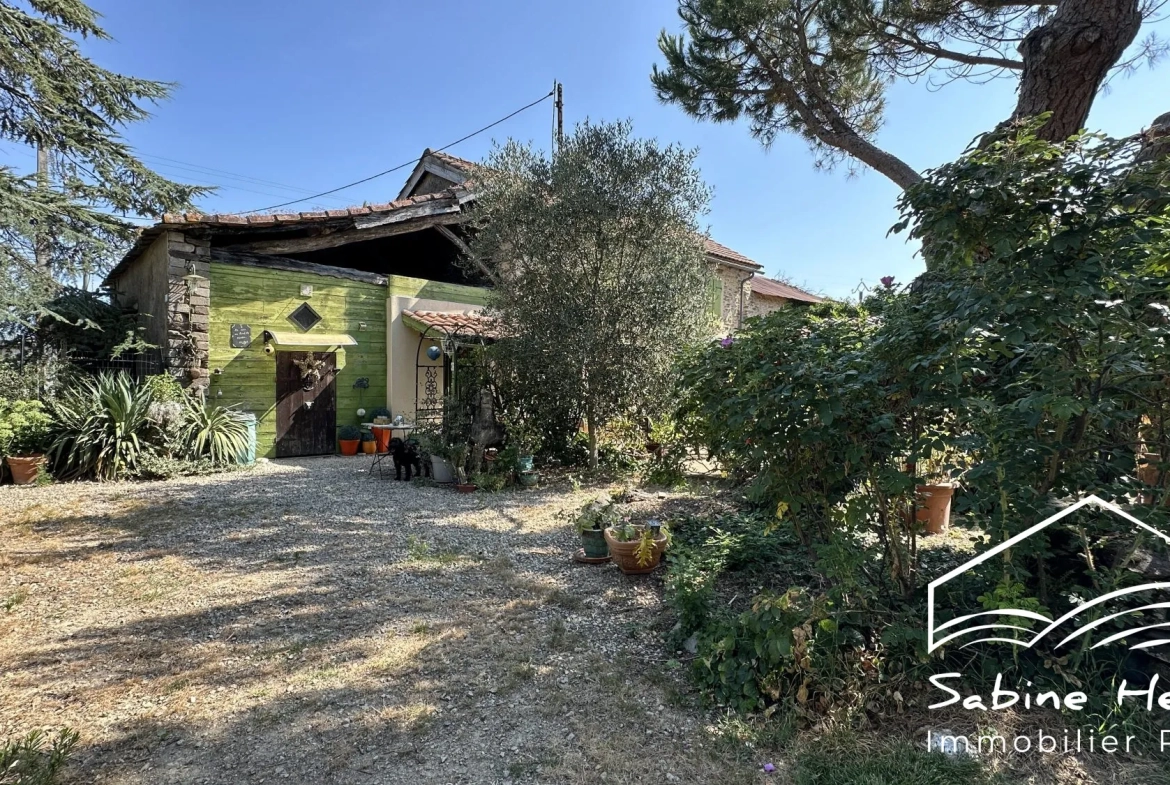 Belle maison de campagne à Séré­nac avec jardin, piscine et dépendance à rénover 