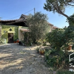 Belle maison de campagne à Séré­nac avec jardin, piscine et dépendance à rénover
