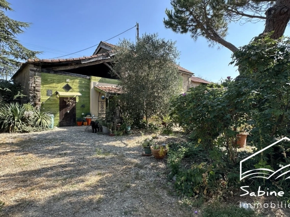 Belle maison de campagne à Séré­nac avec jardin, piscine et dépendance à rénover