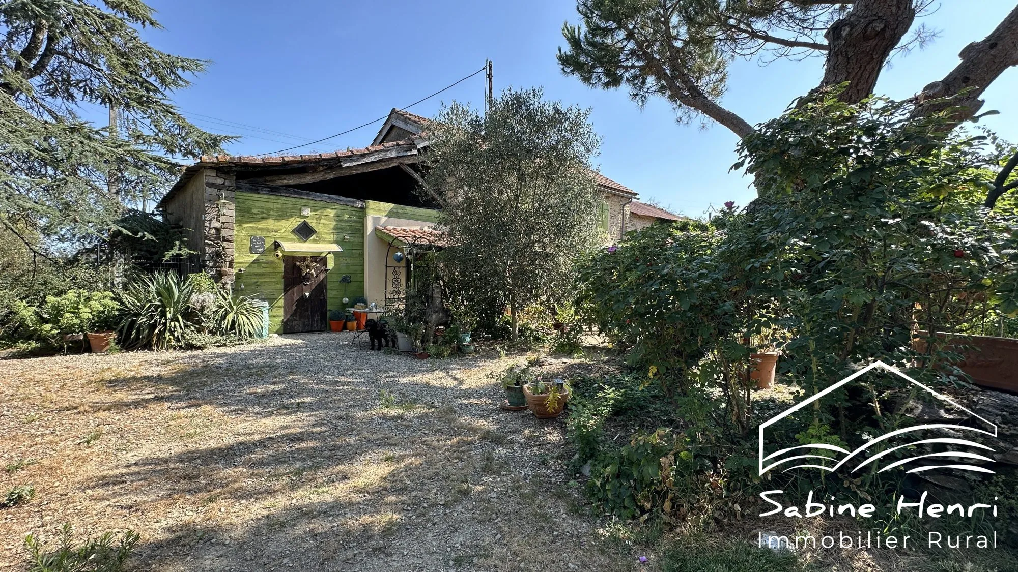 Belle maison de campagne à Séré­nac avec jardin, piscine et dépendance à rénover 