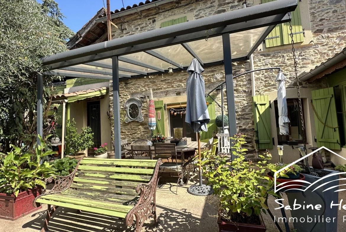Belle maison de campagne à Séré­nac avec jardin, piscine et dépendance à rénover 