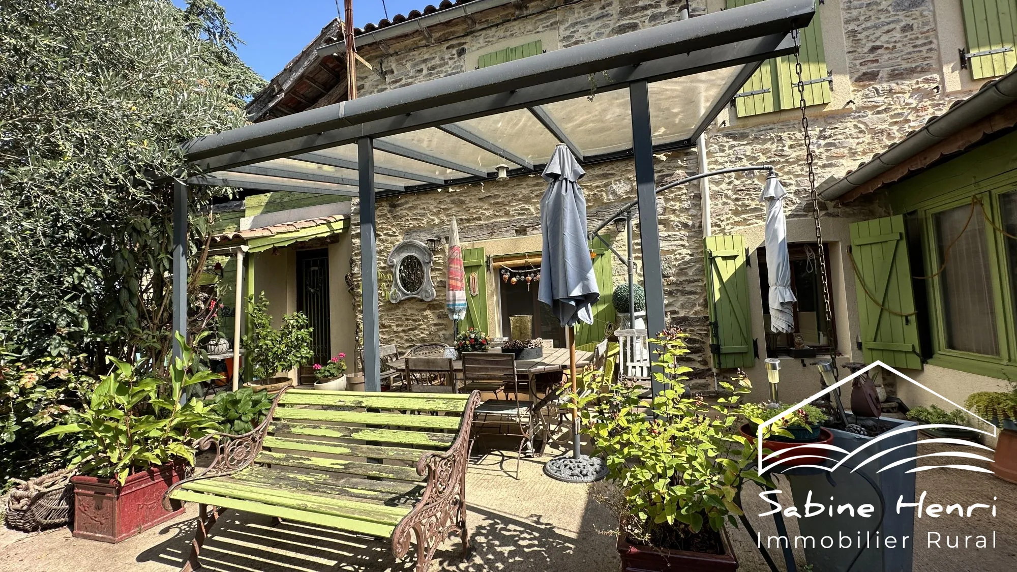 Belle maison de campagne à Séré­nac avec jardin, piscine et dépendance à rénover 