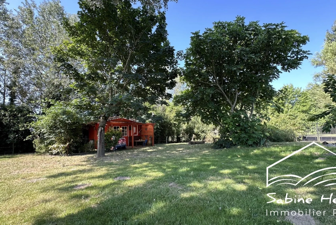 Belle maison de campagne à Séré­nac avec jardin, piscine et dépendance à rénover 