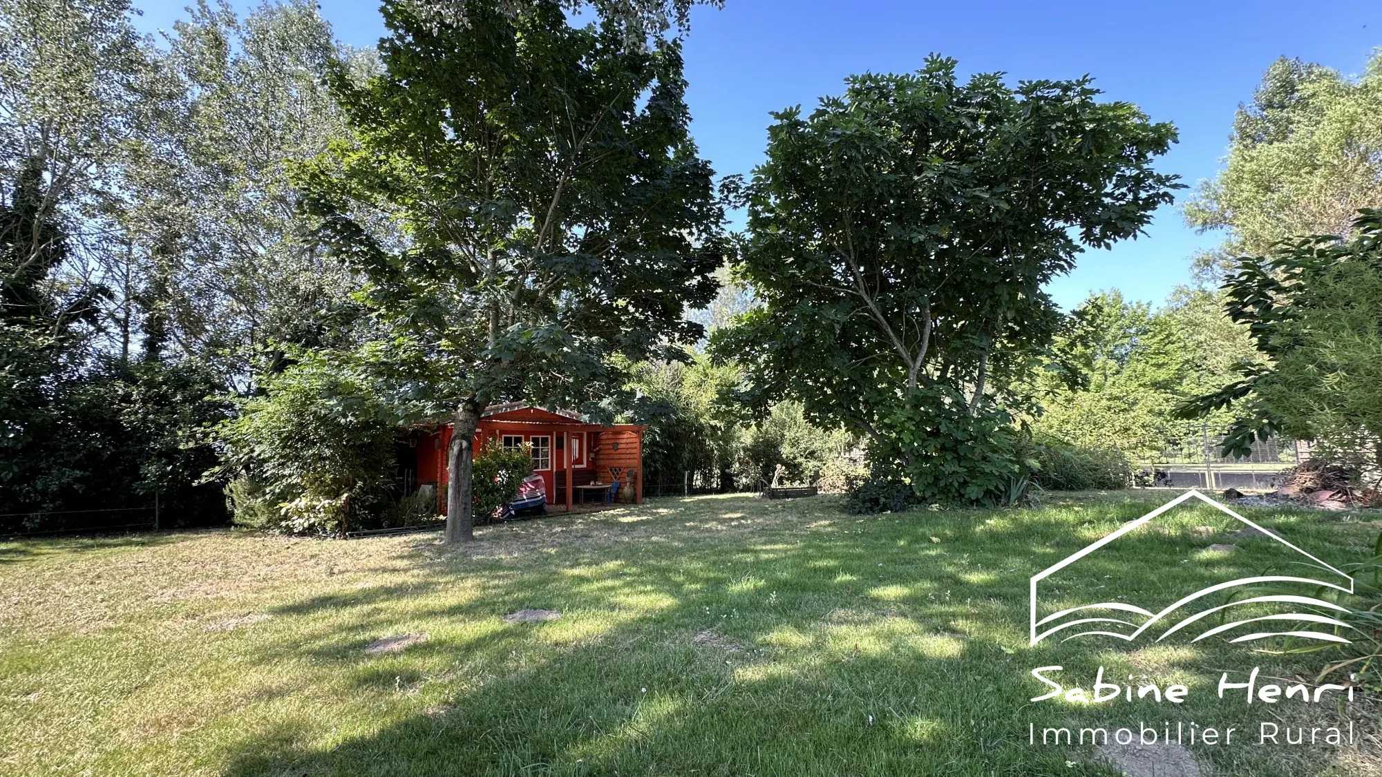 Belle maison de campagne à Séré­nac avec jardin, piscine et dépendance à rénover 