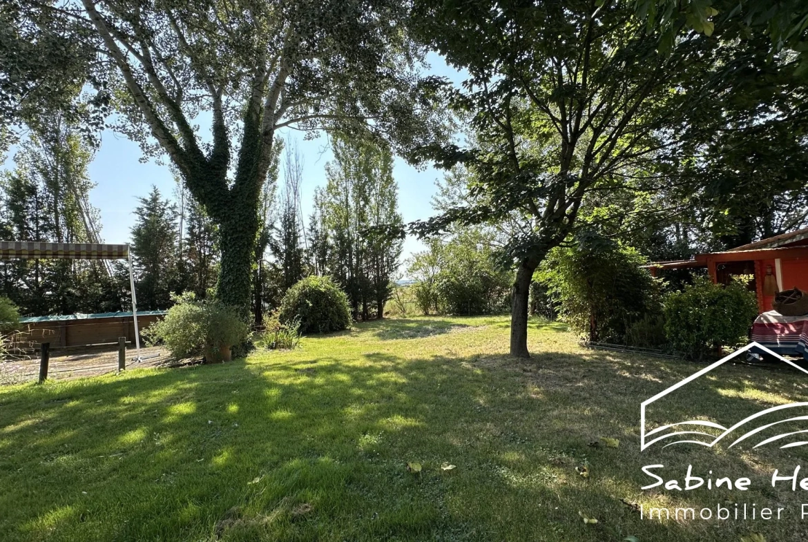 Belle maison de campagne à Séré­nac avec jardin, piscine et dépendance à rénover 