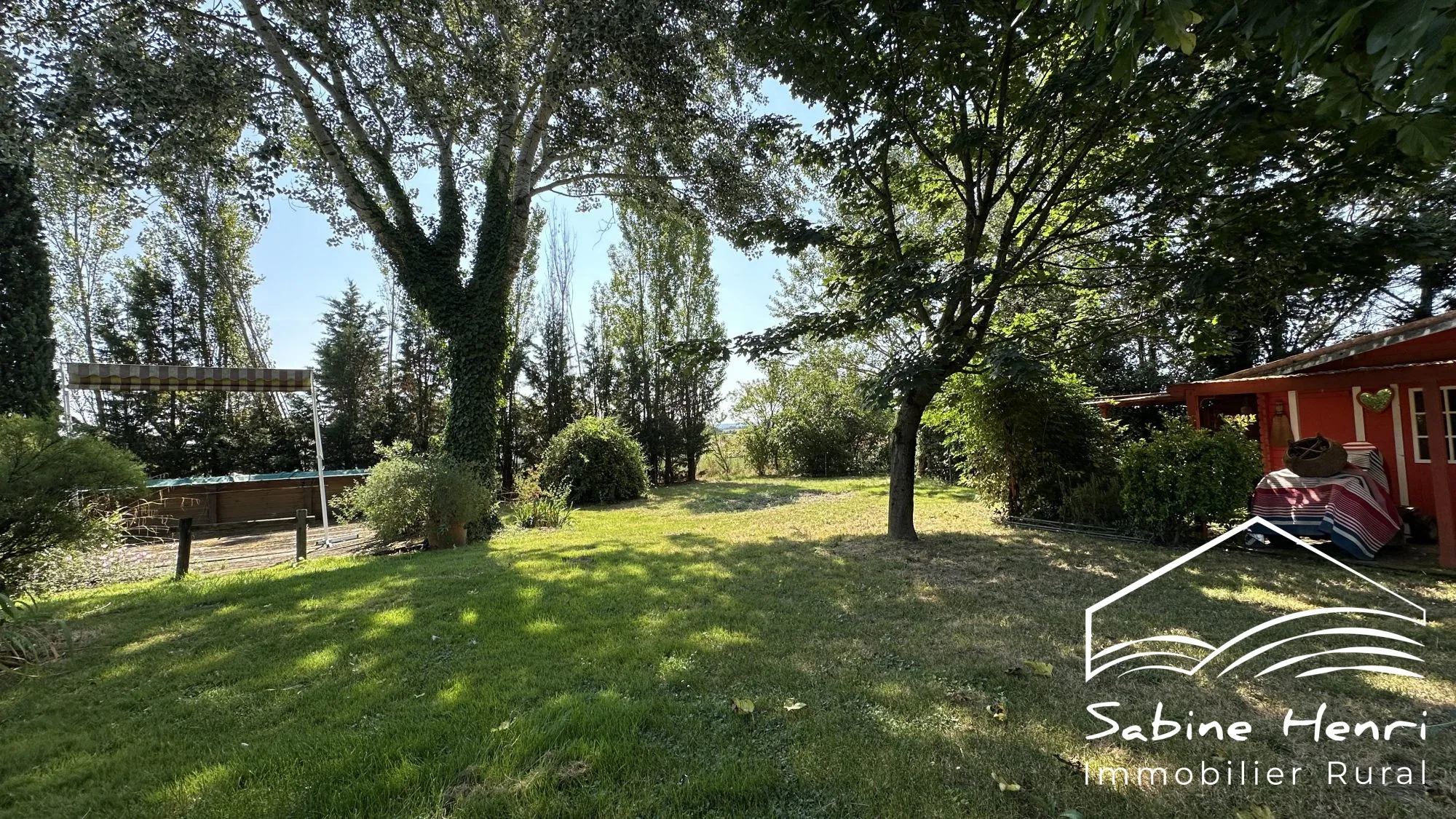 Belle maison de campagne à Séré­nac avec jardin, piscine et dépendance à rénover 