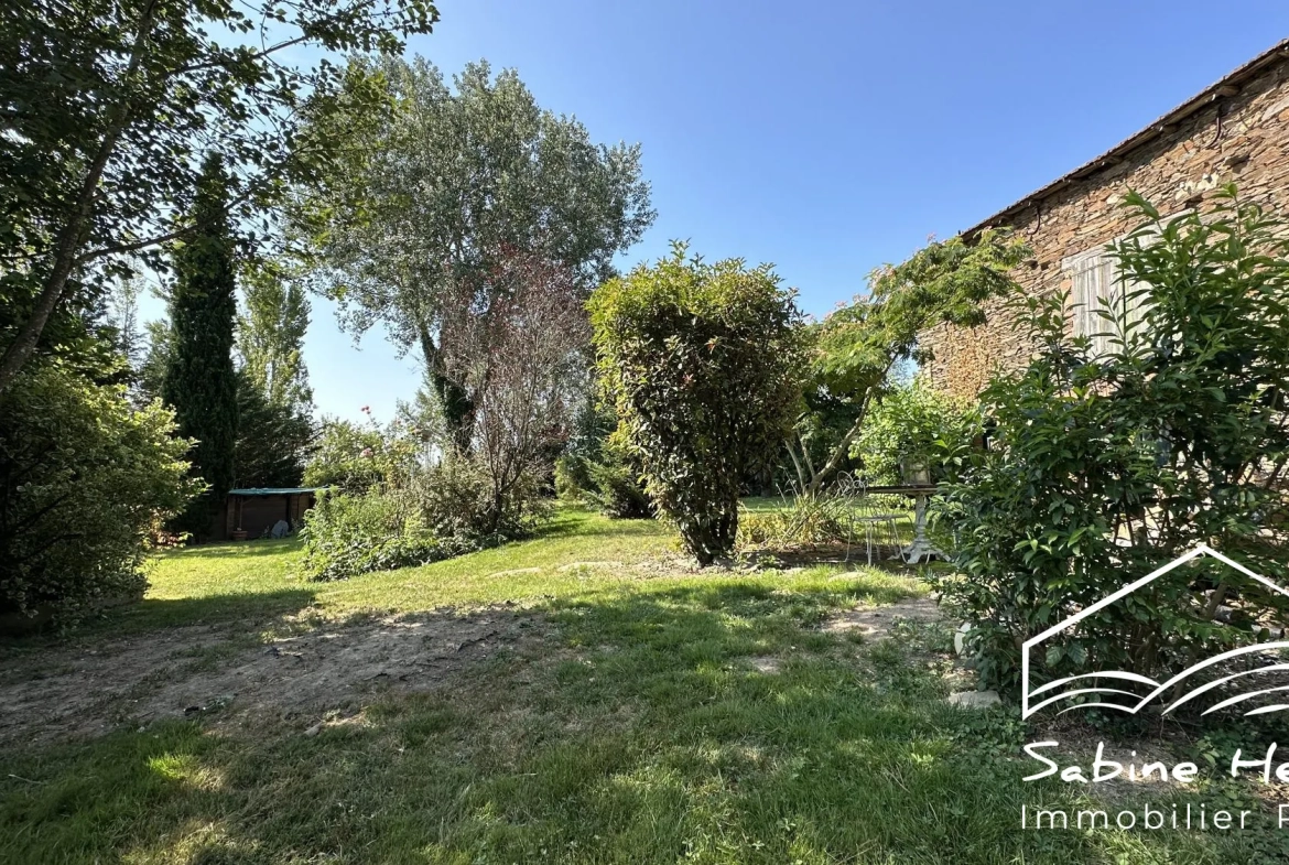 Belle maison de campagne à Séré­nac avec jardin, piscine et dépendance à rénover 