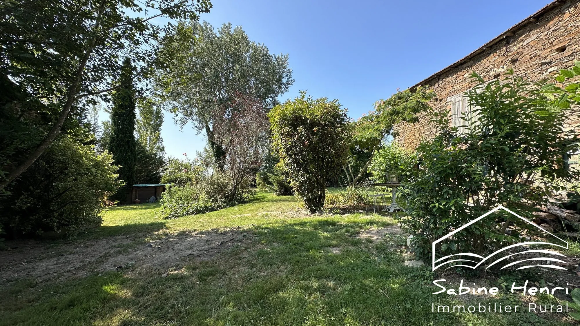 Belle maison de campagne à Séré­nac avec jardin, piscine et dépendance à rénover 