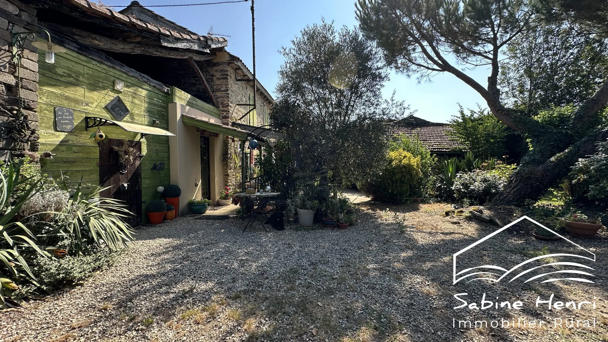 Belle maison de campagne à Séré­nac avec jardin, piscine et dépendance à rénover 