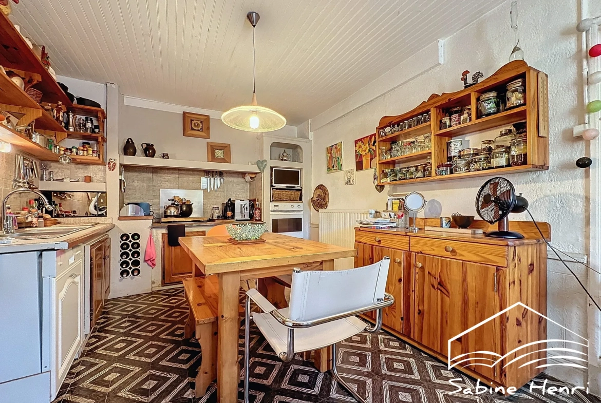 Belle maison de campagne à Séré­nac avec jardin, piscine et dépendance à rénover 