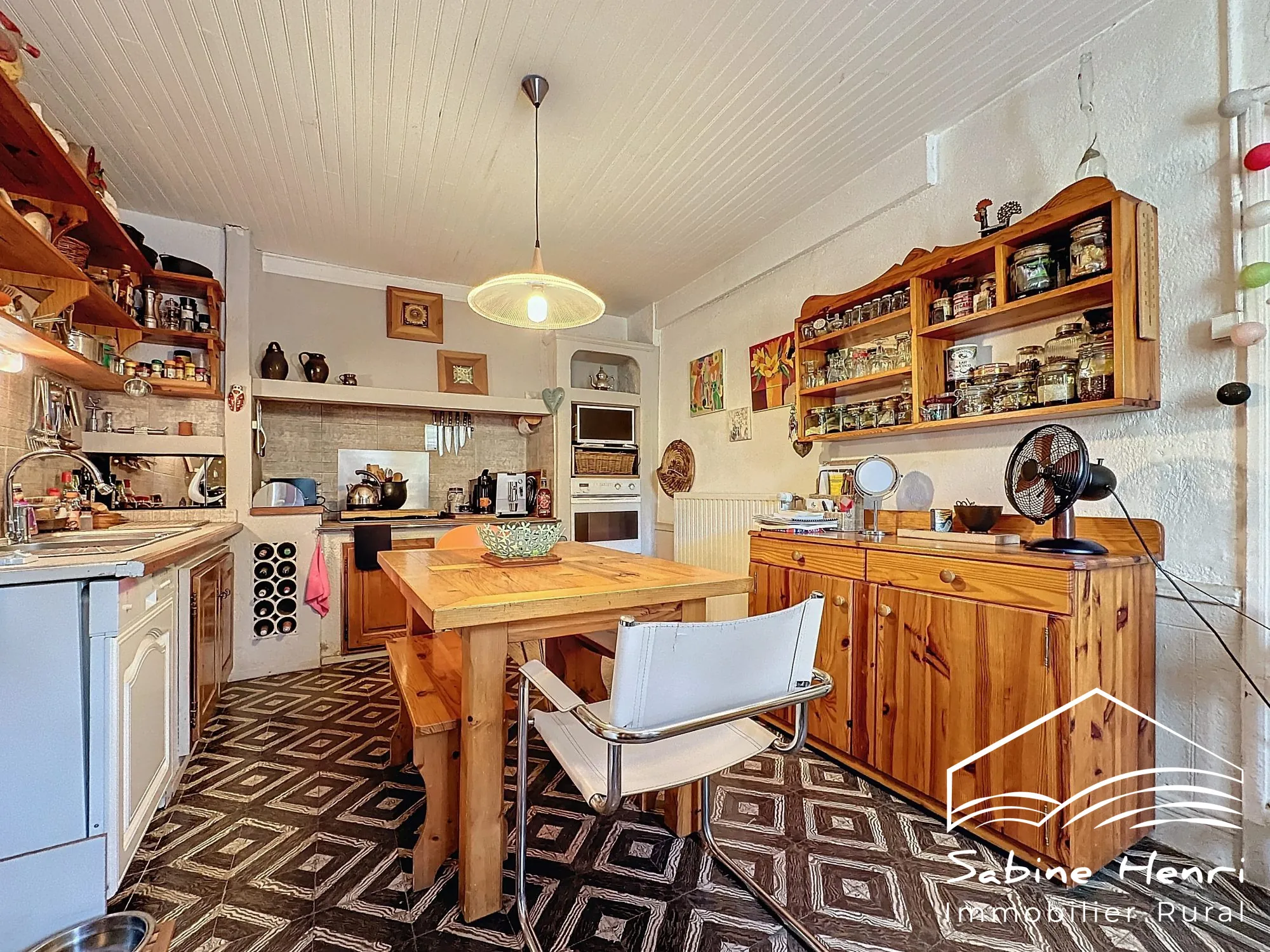 Belle maison de campagne à Séré­nac avec jardin, piscine et dépendance à rénover 