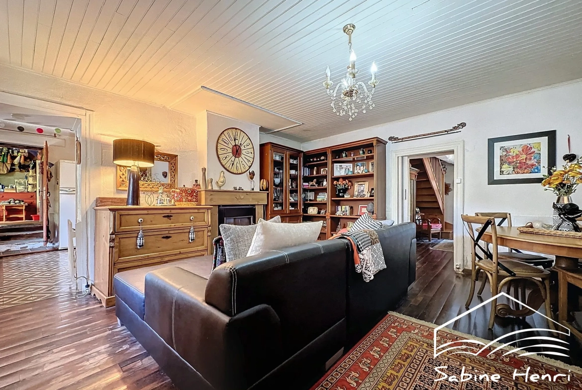 Belle maison de campagne à Séré­nac avec jardin, piscine et dépendance à rénover 