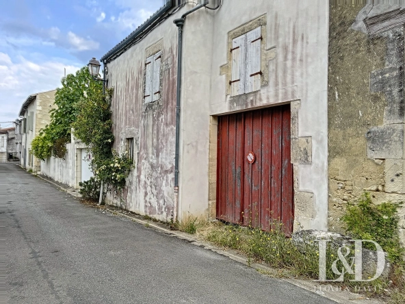 Grange à Saint-Sauvant avec jardin privé, potentiel habitation ou atelier