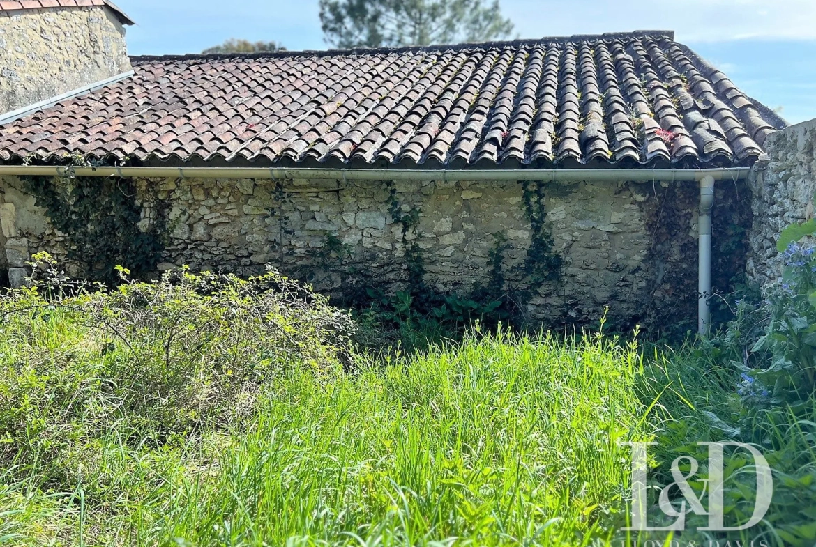 Grange à Saint-Sauvant avec jardin privé, potentiel habitation ou atelier 
