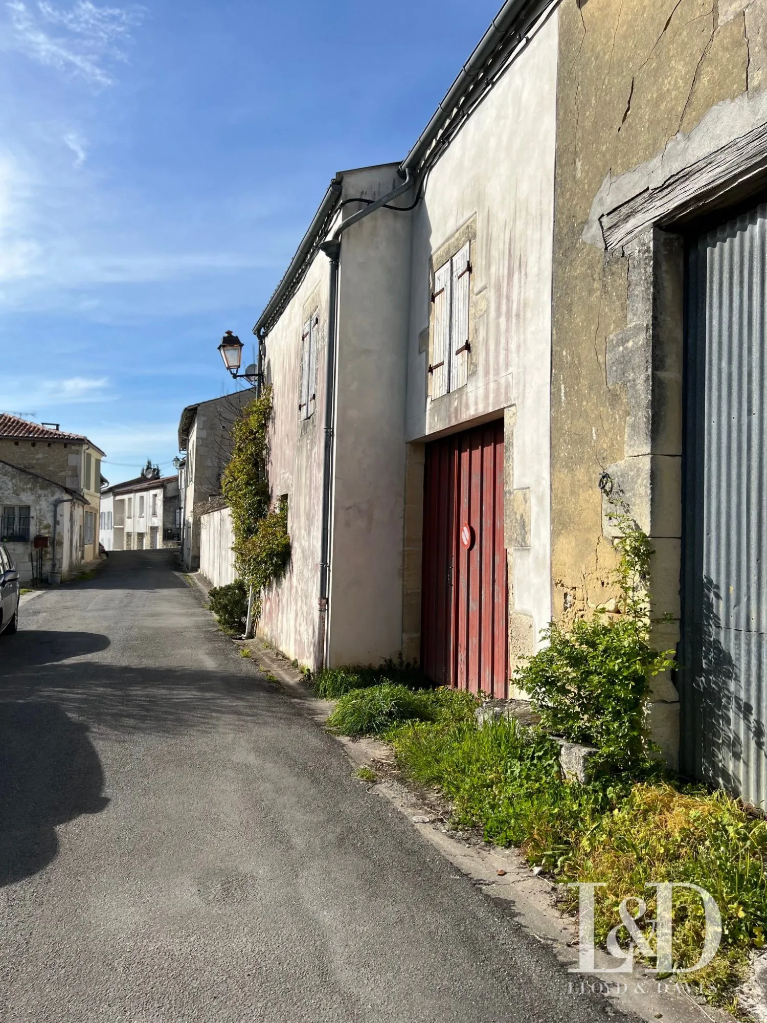 Grange à Saint-Sauvant avec jardin privé, potentiel habitation ou atelier 