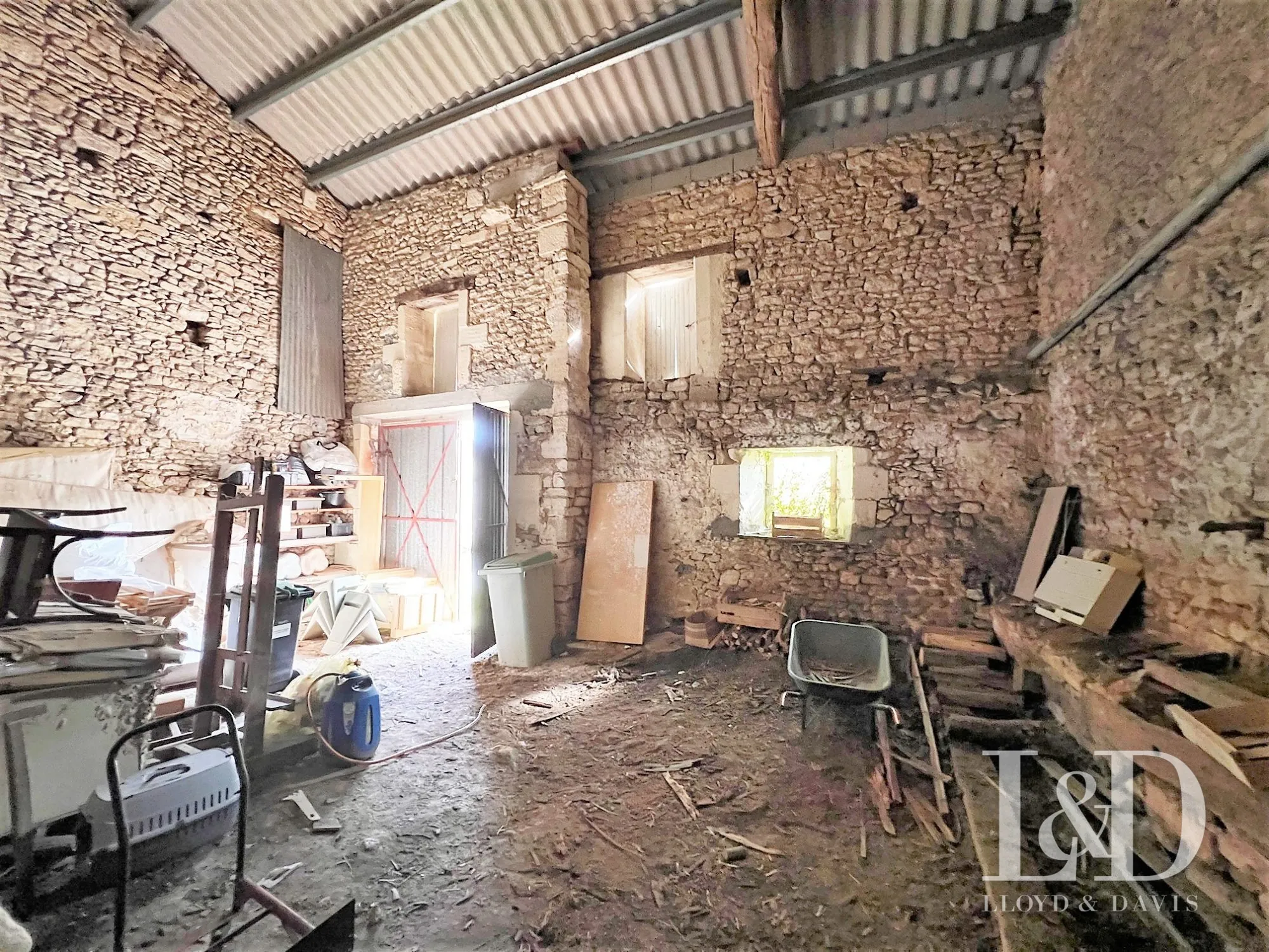 Grange à Saint-Sauvant avec jardin privé, potentiel habitation ou atelier 