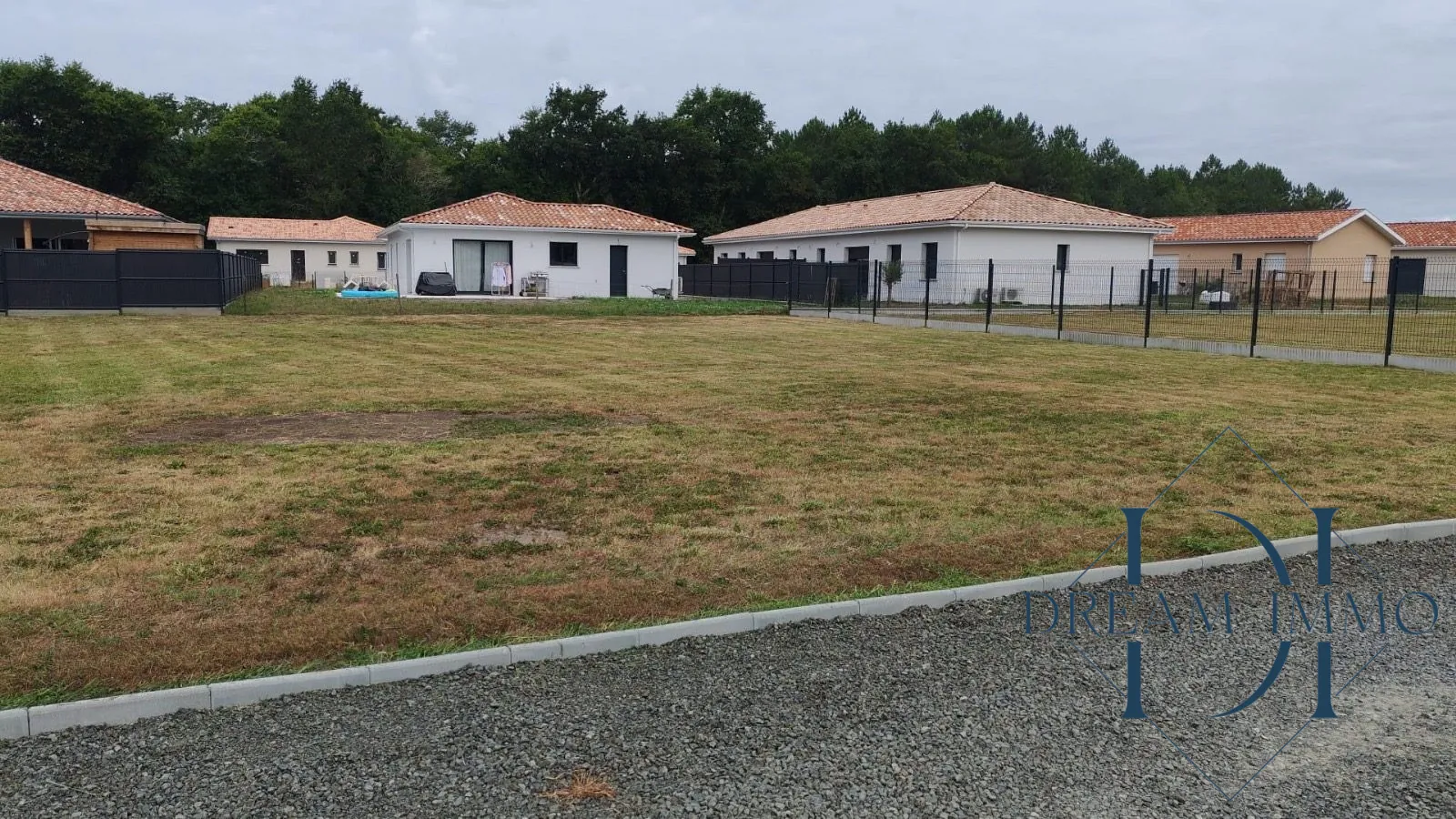 Terrain constructible à Buglose de 1000 m², hors lotissement, emplacement rare 