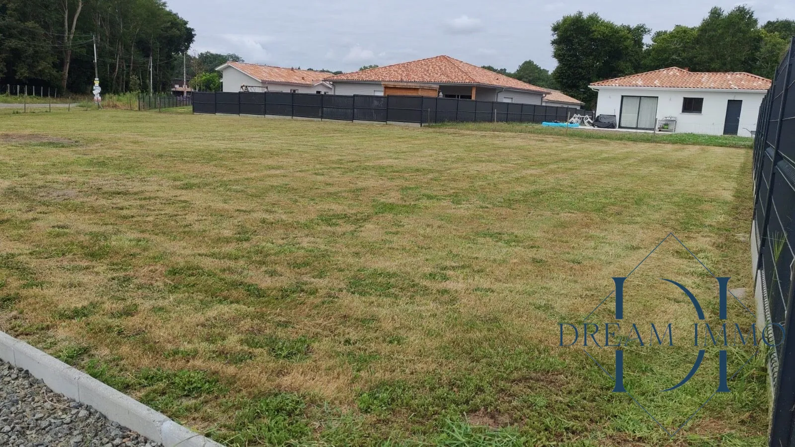 Terrain constructible à Buglose de 1000 m², hors lotissement, emplacement rare 