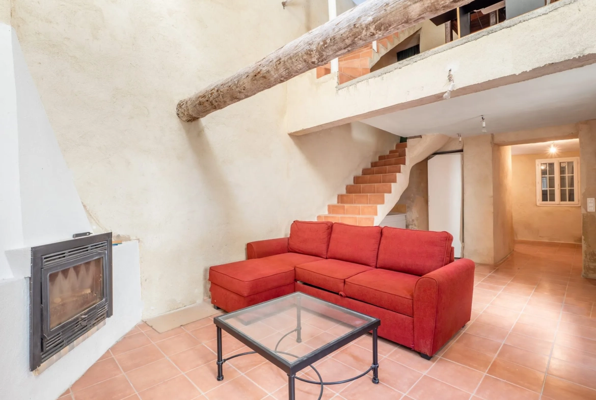 Maison de village rénovée à Pierrevert avec terrasse et cave, vue dégagée 