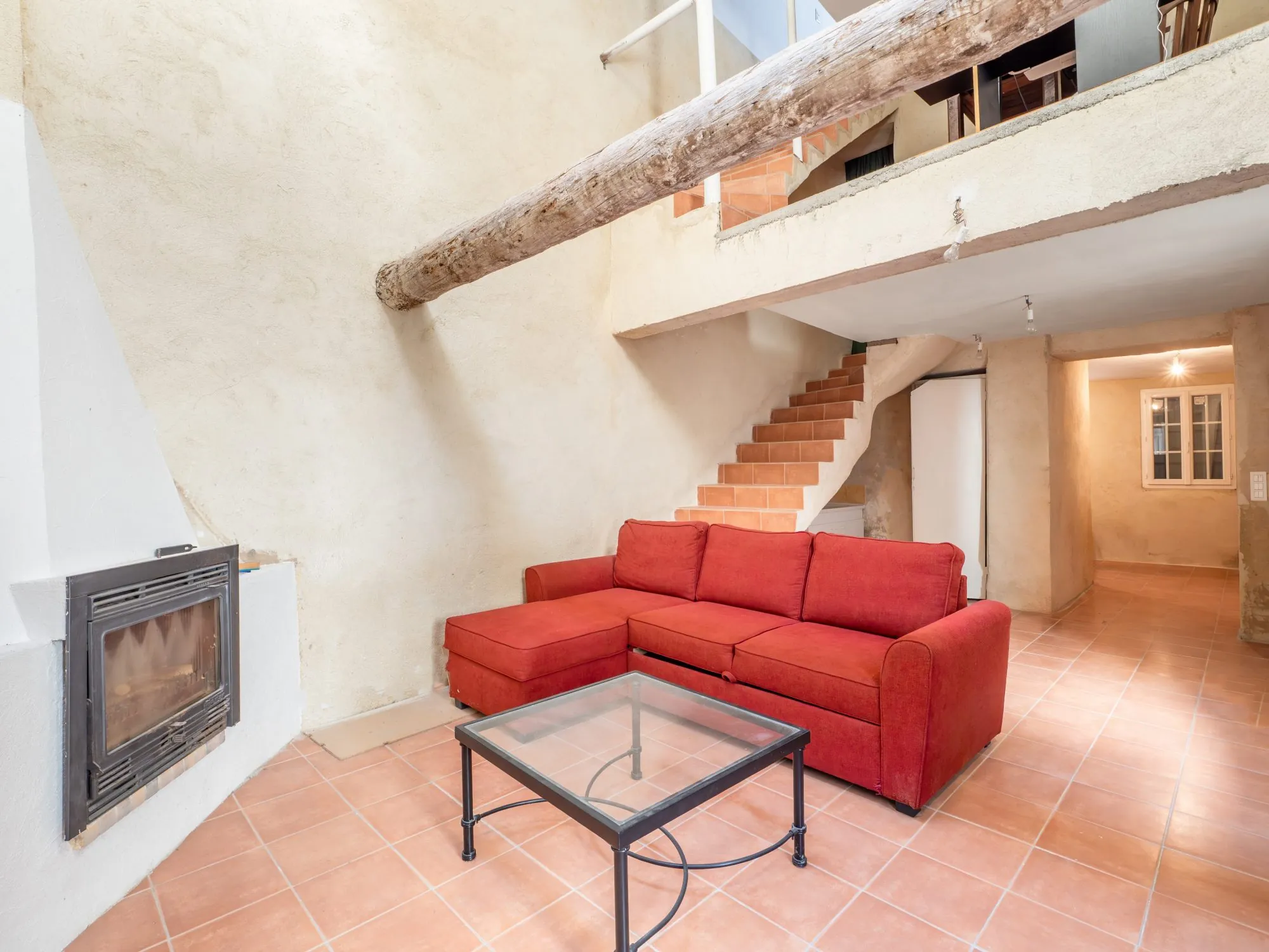Maison de village rénovée à Pierrevert avec terrasse et cave, vue dégagée 