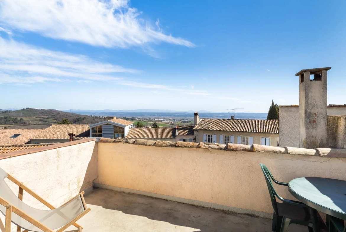 Maison de village rénovée à Pierrevert avec terrasse et cave, vue dégagée 