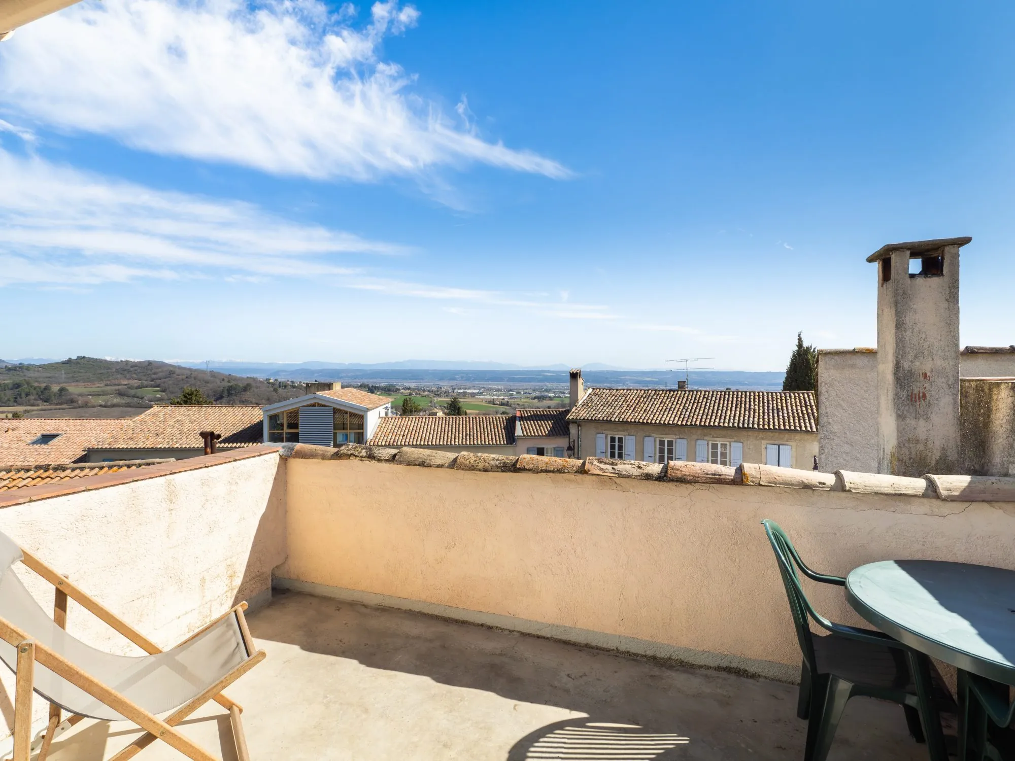 Maison de village rénovée à Pierrevert avec terrasse et cave, vue dégagée 
