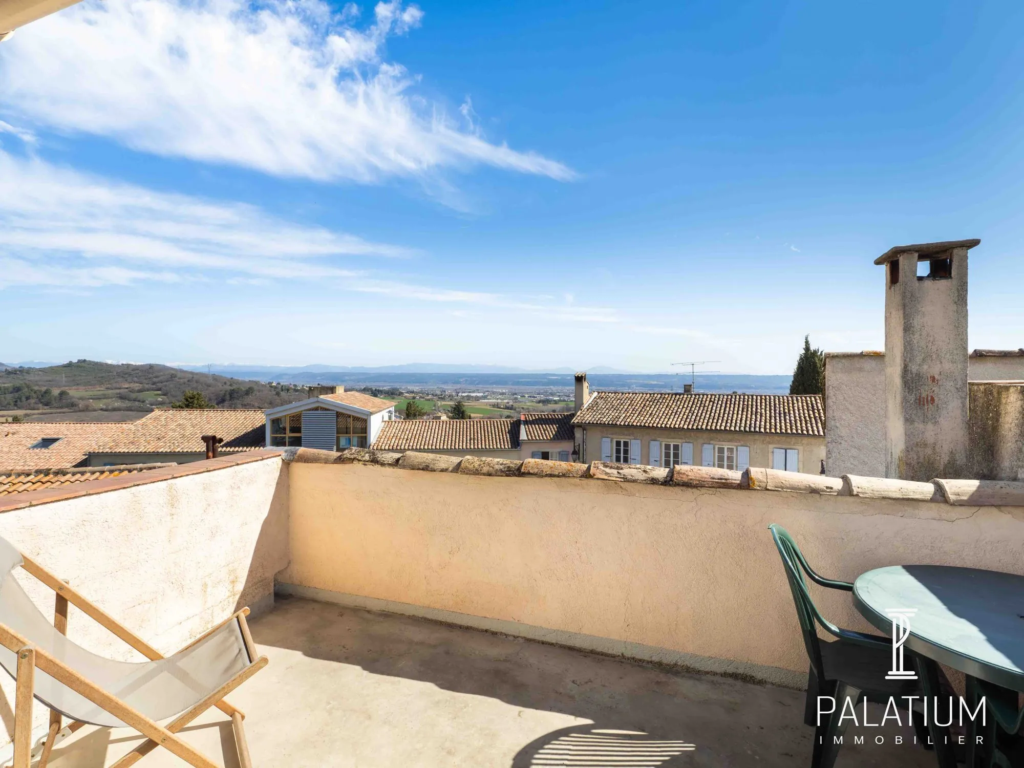 Maison de village rénovée à Pierrevert avec terrasse et cave, vue dégagée 