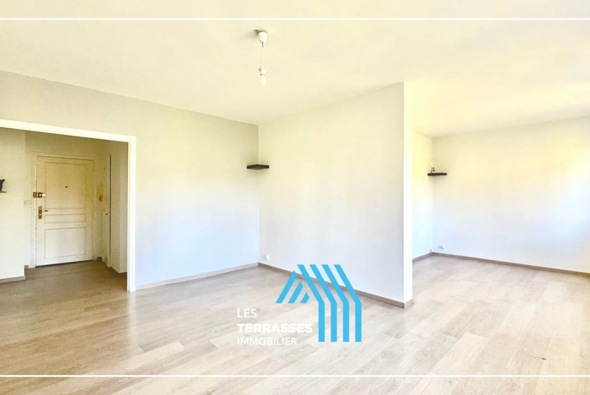Appartement T4 rénové avec garage à Montélimar - Vue dégagée, proche commodités 