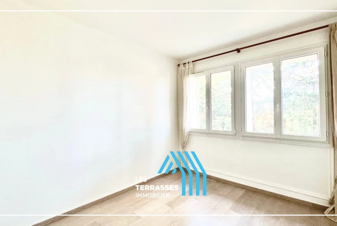 Appartement T4 rénové avec garage à Montélimar - Vue dégagée, proche commodités 