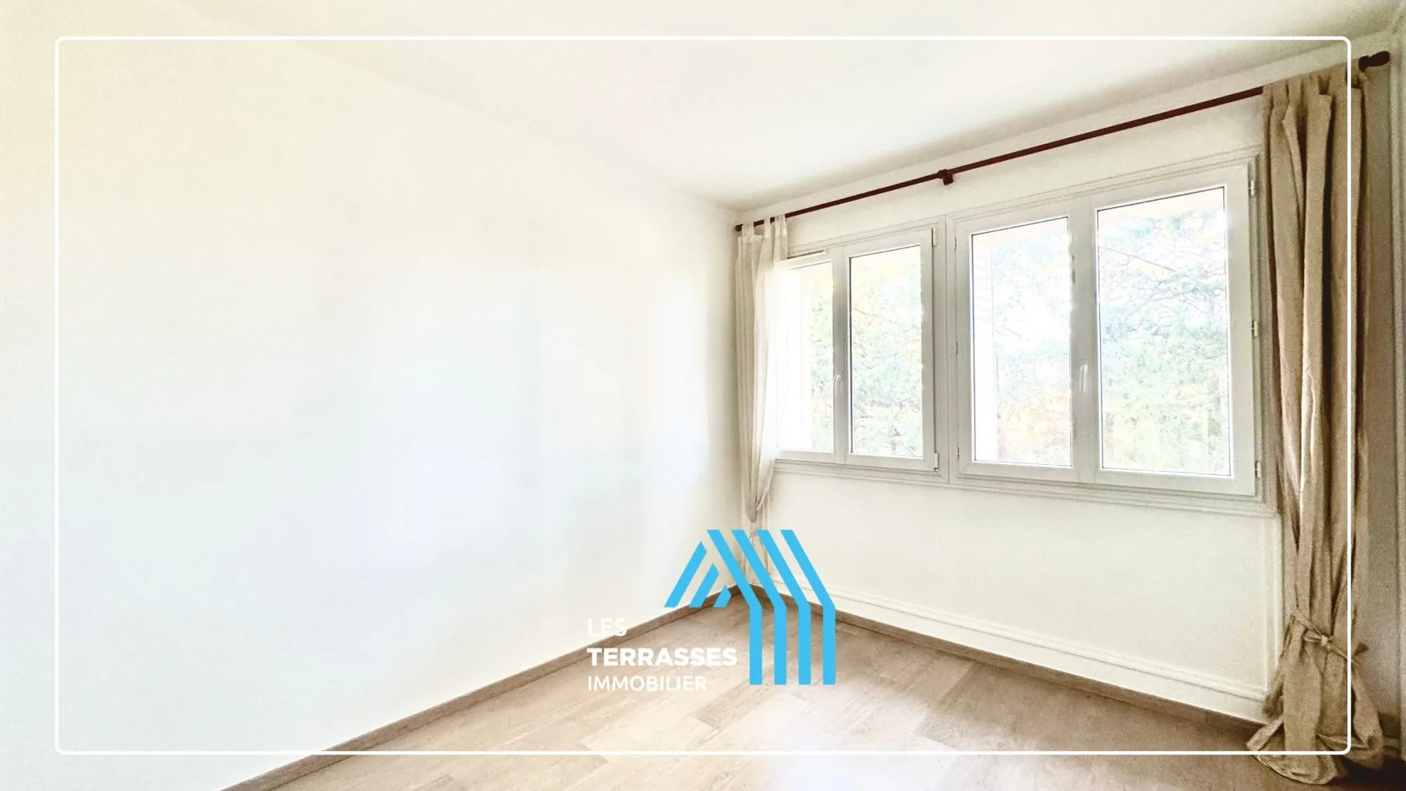 Appartement T4 rénové avec garage à Montélimar - Vue dégagée, proche commodités 