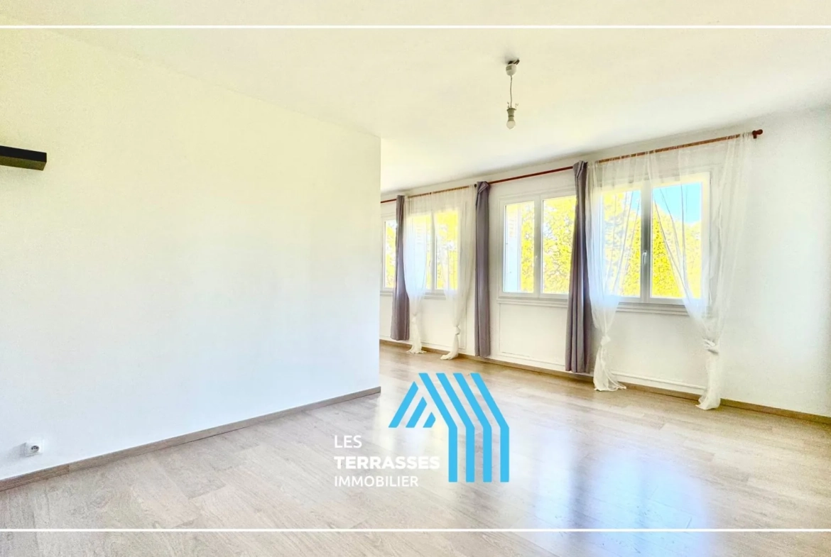 Appartement T4 rénové avec garage à Montélimar - Vue dégagée, proche commodités 
