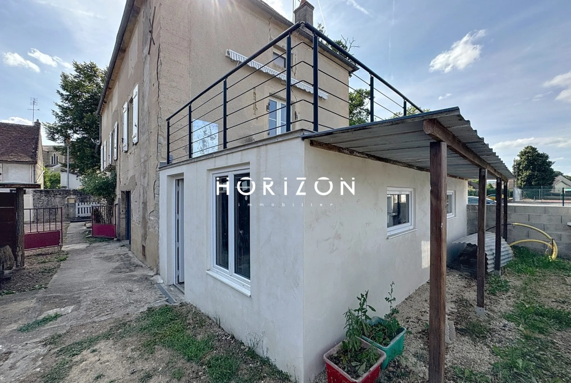 Maison en pierre rénovée avec terrasse dans le village du Clunisois - 94 m² 