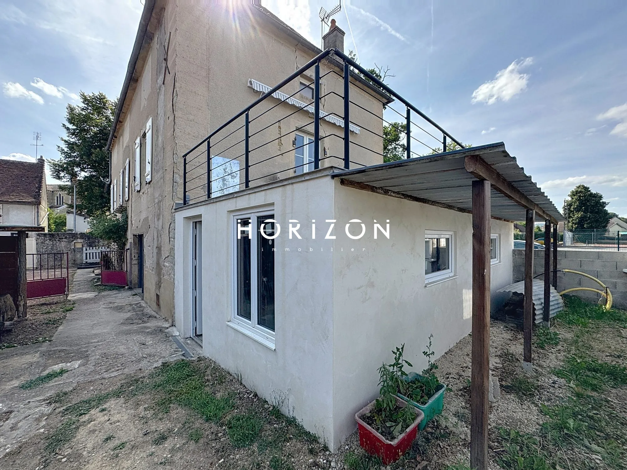 Maison en pierre rénovée avec terrasse dans le village du Clunisois - 94 m² 