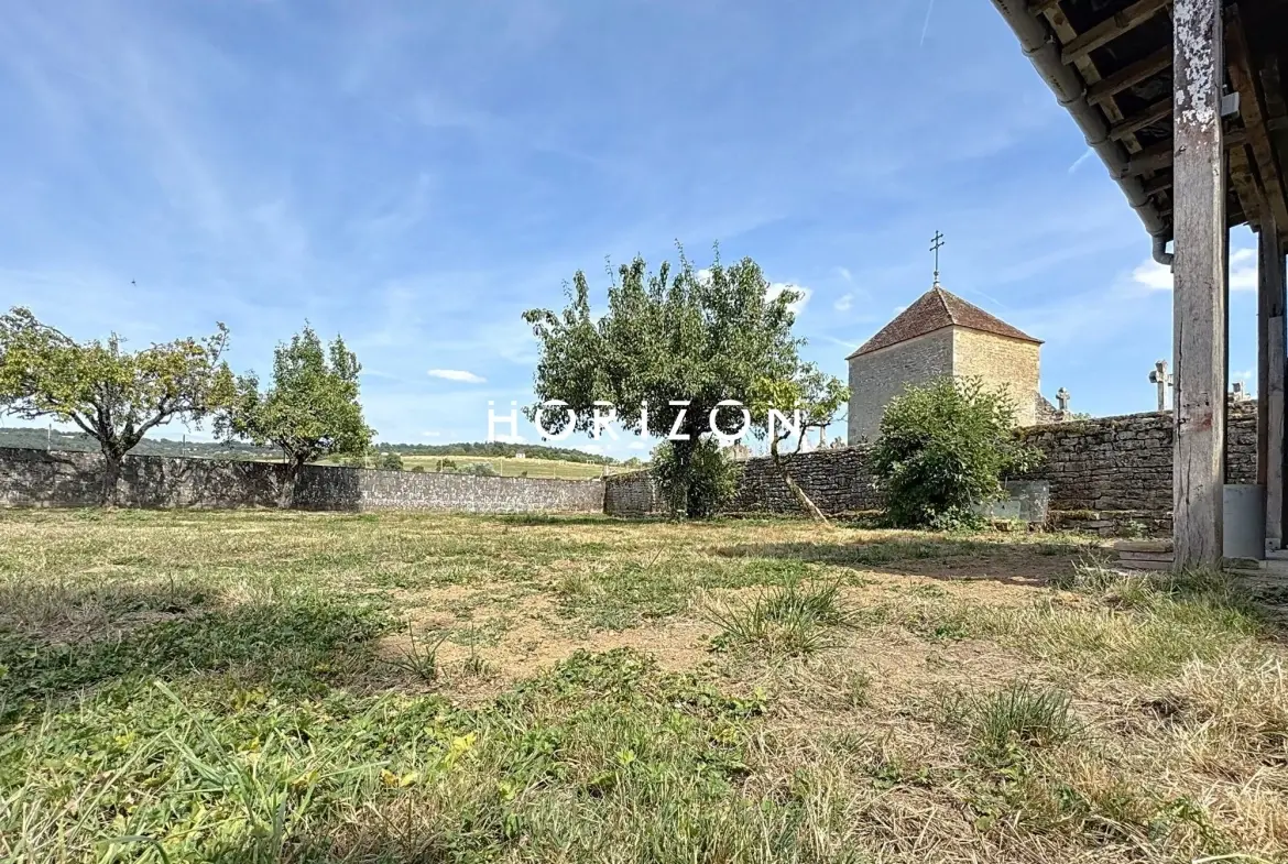 Maison en pierre rénovée avec terrasse dans le village du Clunisois - 94 m² 
