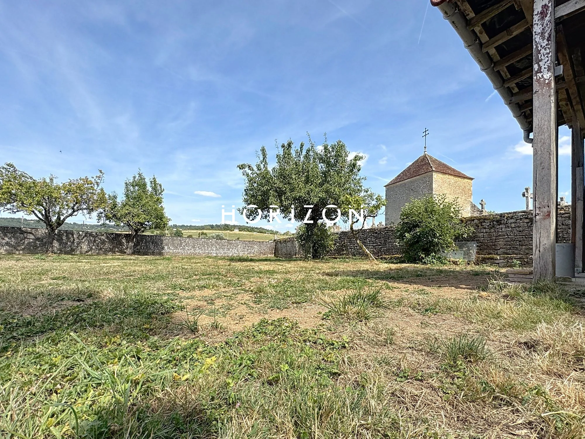 Maison en pierre rénovée avec terrasse dans le village du Clunisois - 94 m² 