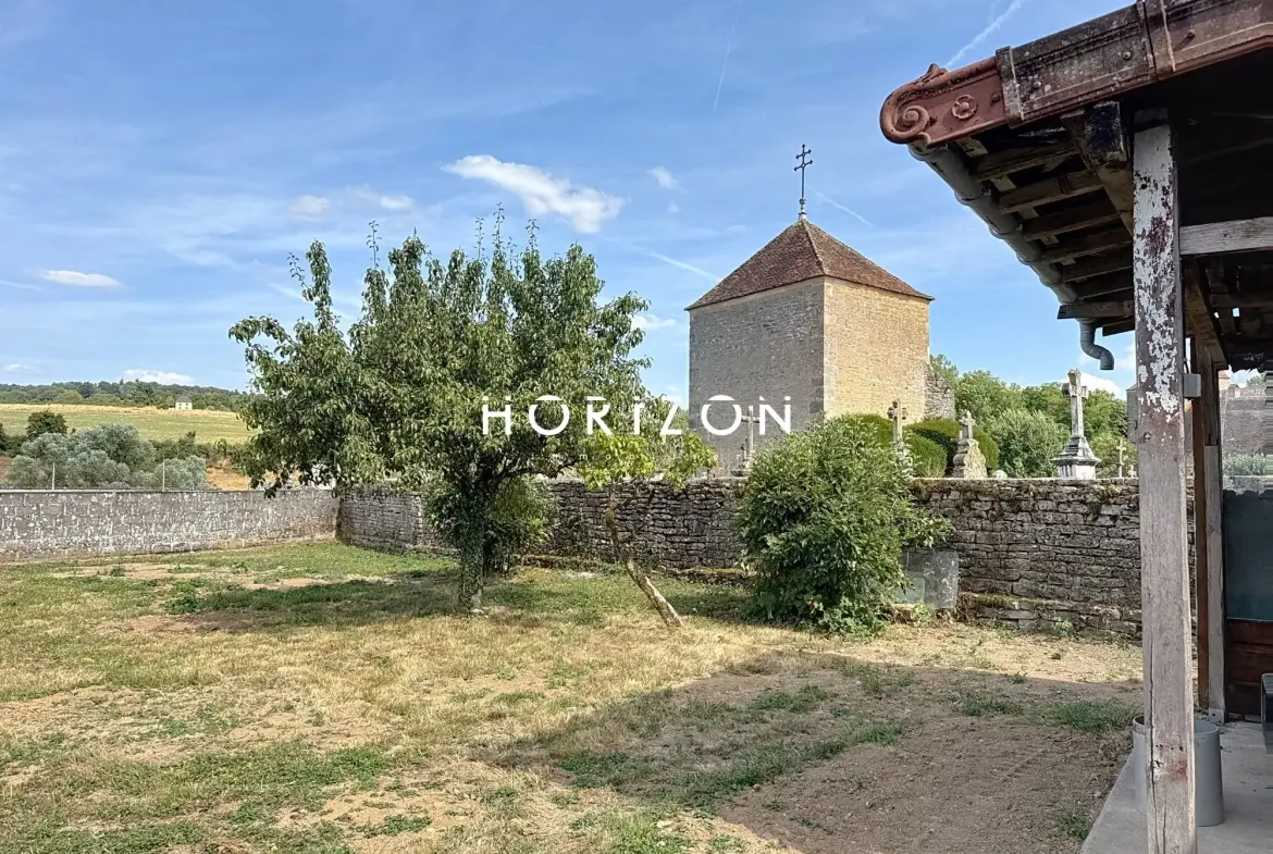 Maison en pierre rénovée avec terrasse dans le village du Clunisois - 94 m² 