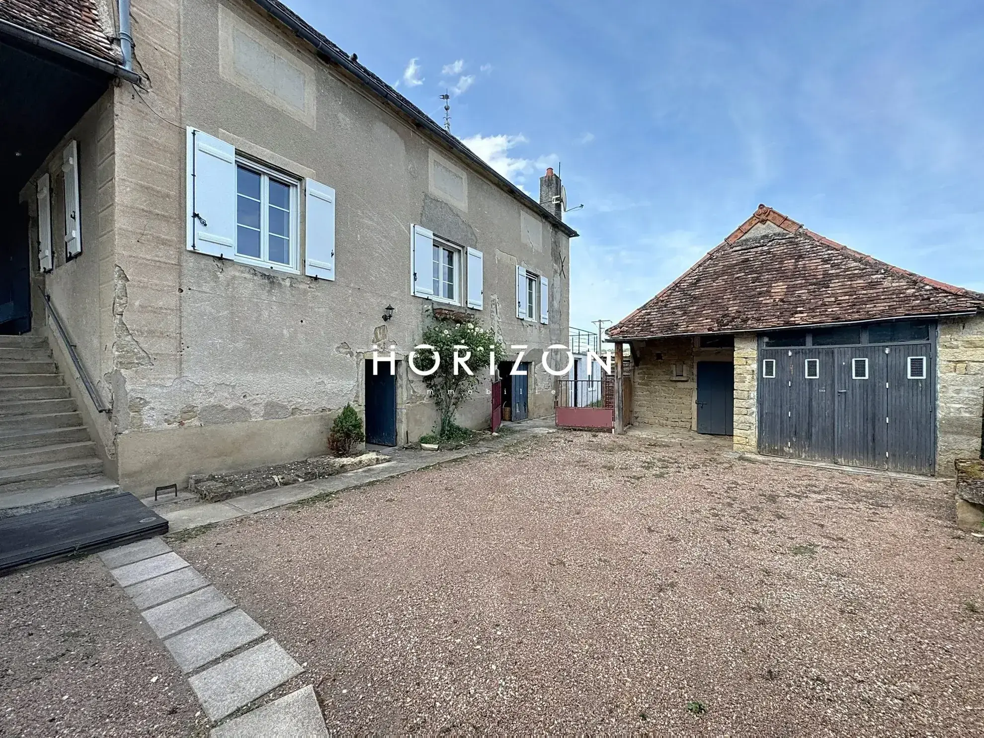 Maison en pierre rénovée avec terrasse dans le village du Clunisois - 94 m² 