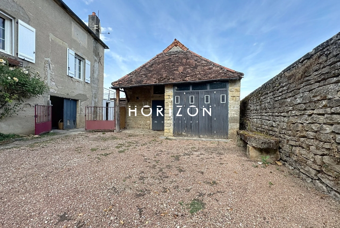 Maison en pierre rénovée avec terrasse dans le village du Clunisois - 94 m² 