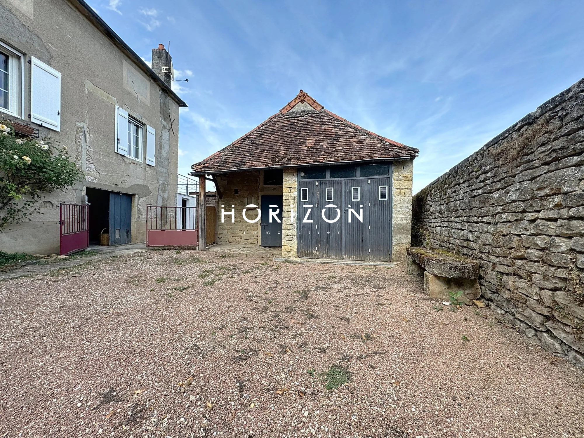 Maison en pierre rénovée avec terrasse dans le village du Clunisois - 94 m² 