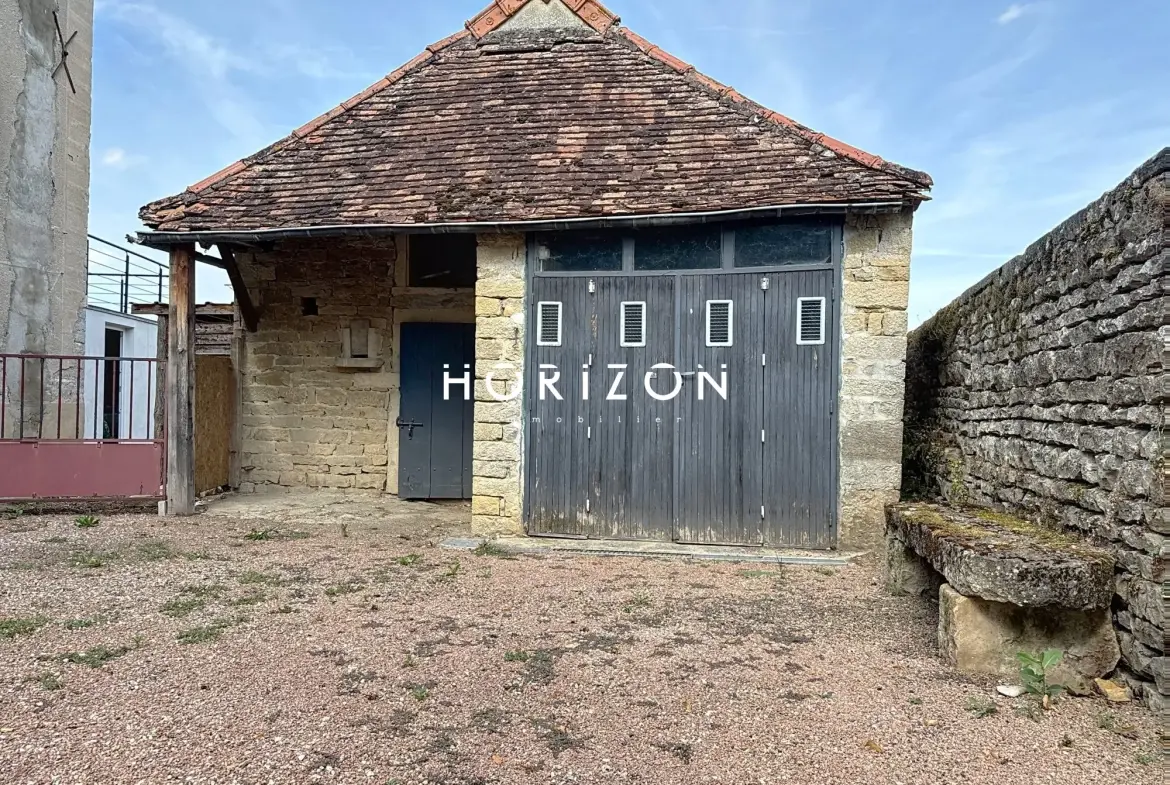 Maison en pierre rénovée avec terrasse dans le village du Clunisois - 94 m² 