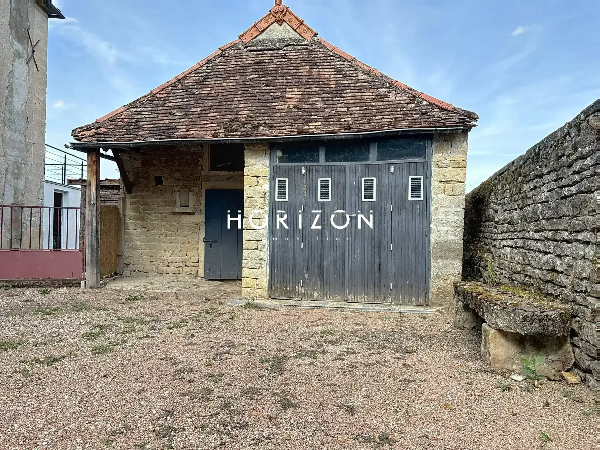 Maison en pierre rénovée avec terrasse dans le village du Clunisois - 94 m² 