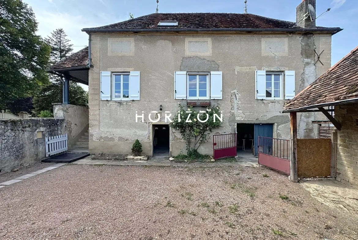 Maison en pierre rénovée avec terrasse dans le village du Clunisois - 94 m² 
