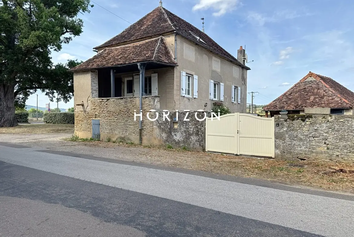 Maison en pierre rénovée avec terrasse dans le village du Clunisois - 94 m² 
