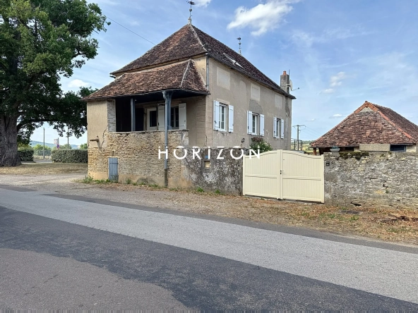 Maison en pierre rénovée avec terrasse dans le village du Clunisois - 94 m²