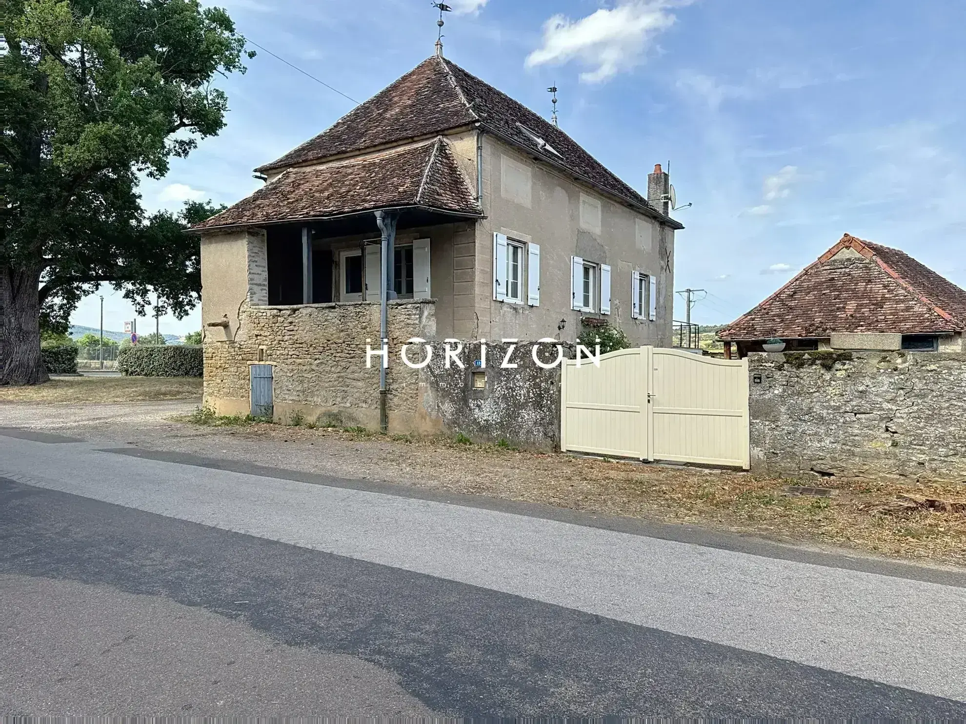Maison en pierre rénovée avec terrasse dans le village du Clunisois - 94 m² 